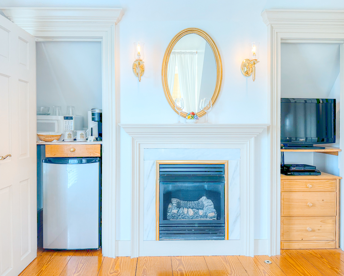 Image of the fireplace, kitchenette, and TV in the Gable Room.