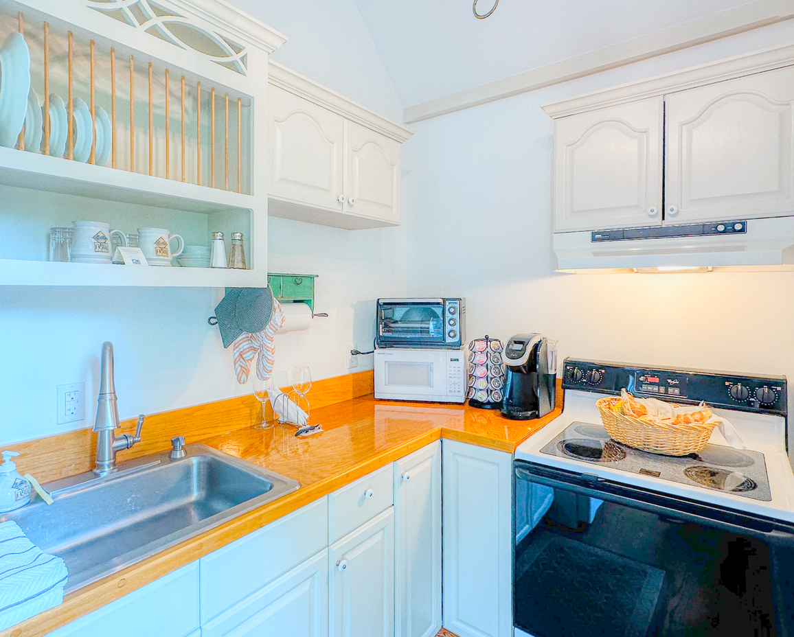 Image of the kitchenette in the Springhouse Cottage.