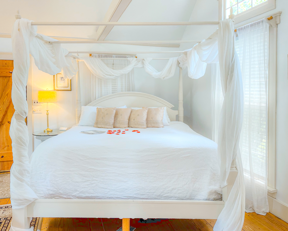 Image of the bed in the Springhouse Cottage.