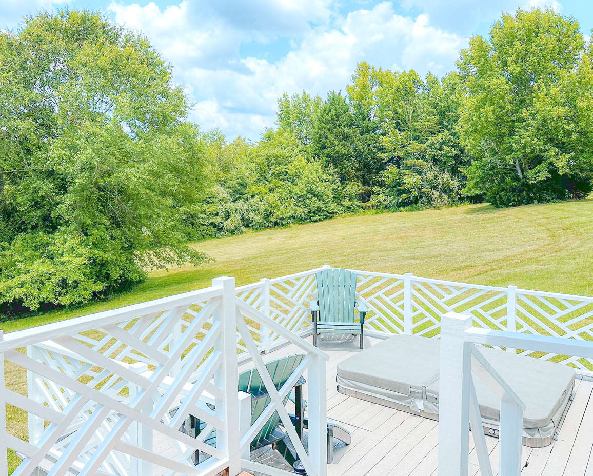 The private back deck and hot tub in the Springhouse Cottage.