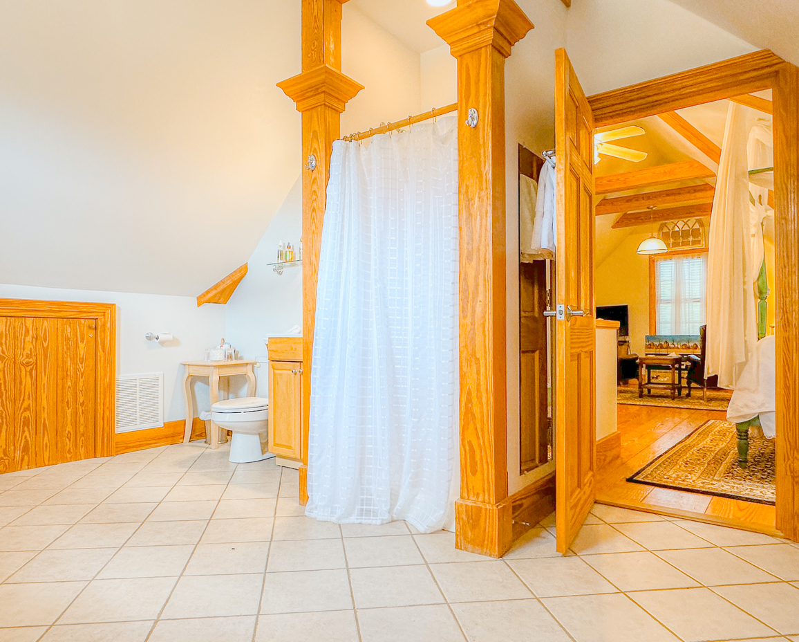 Image of the bathroom in the Stables Cottage.